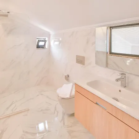 Sleeps 6 Pool Air Con Wifi T686461